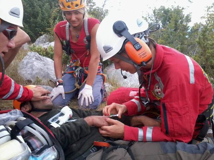 Spašavenje alpinista kojeg je na Velebitu ugrizla zmija (HGSS/CROPIX)