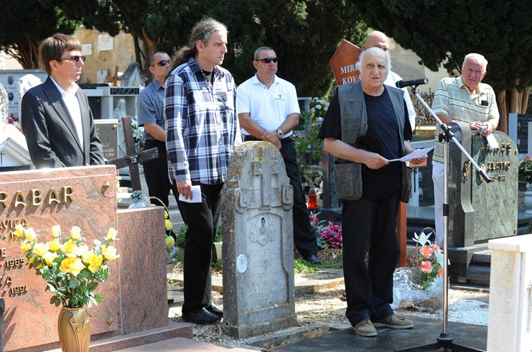 Filip David drži oproštajni govor, kraj njega Predrag Lucić (lijevo)