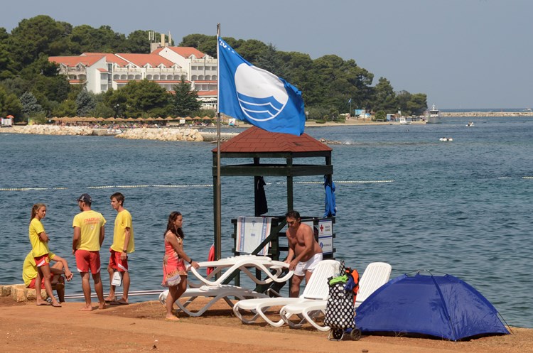 Plava zastava međunarodna je ekološko-turistička oznaka za čistoću i uređenost plaža (J. PREKALJ/arhiva)