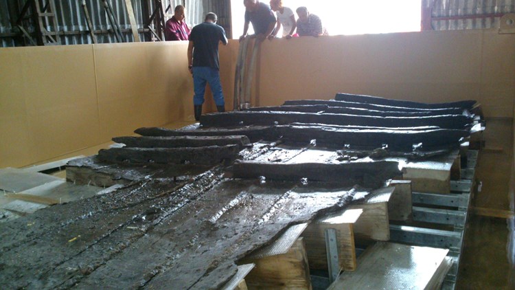 Ostaci antičkog broda na desalinizaciji u bazenu hale brodogradilišta Uljanik (foto Dario BENIĆ)