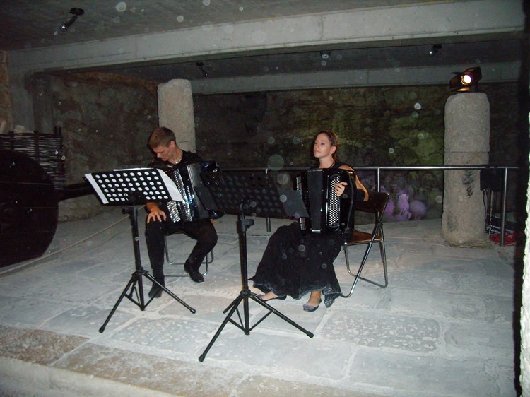 Ivan Šverko i Mia Ćojbašić na koncertu u izložbenom prostoru pulske Arene (V. BEGIĆ)