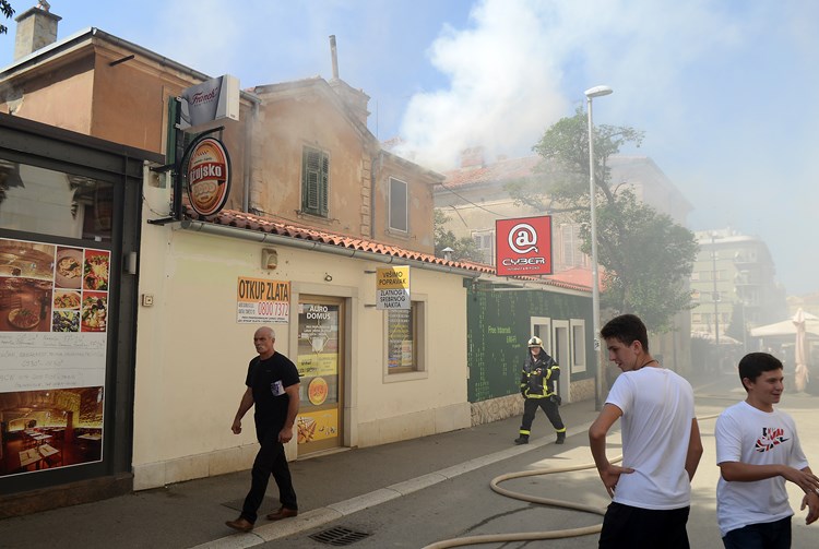 Okupljeni znatiželjnici rekli su nam jučer da su primijetili muškarca za kojeg se sumnja da je podmetnuo požar (M. ANGELINI)