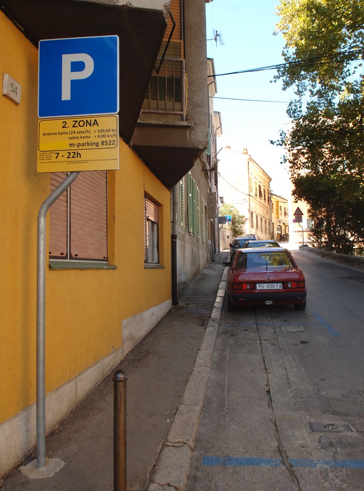 Puno praznih mjesta, ali i nepropisnog parkiranja na Kaštelu (D. MEMEDOVIĆ)
