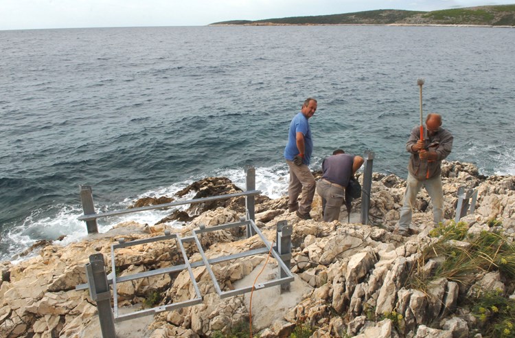 Akcija rušenja čeličnih stupova uzidanih u stijene "s pogledom na more i delfine"