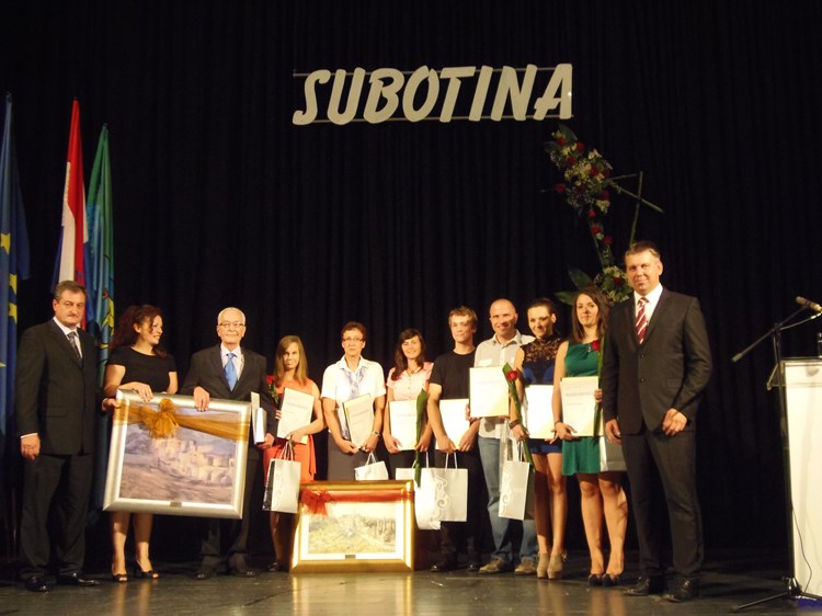 Ovogodišnji laureati s predstavnicima Grada (G. ČALIĆ ŠVERKO)