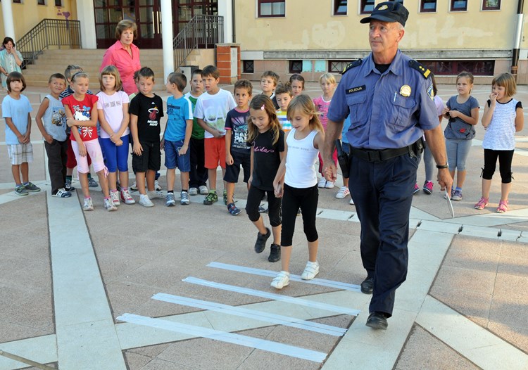 Mališanima će u prometu pomagati policija i djelatnici Prometne jedinice mladeži (N. LAZAREVIĆ)