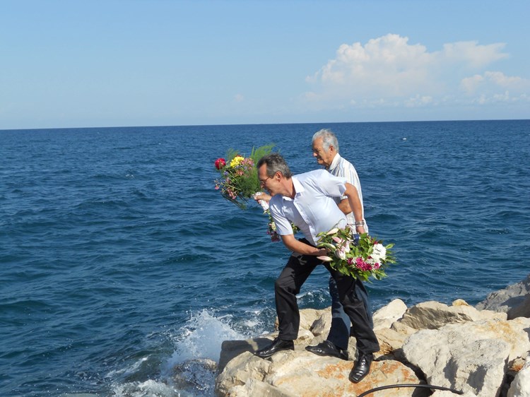 Zbog nemirnog mora cvijeće je bačeno nedaleko od mjesta tragedije
