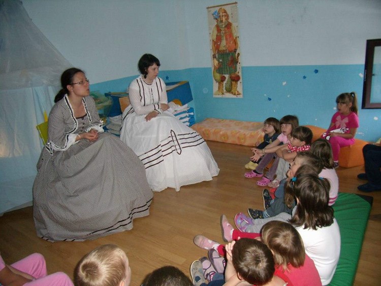 Knjižničarke Iva Ciceran i Marina Marušić s mališanima koji ih pozorno slušaju (M. RIMANIĆ)