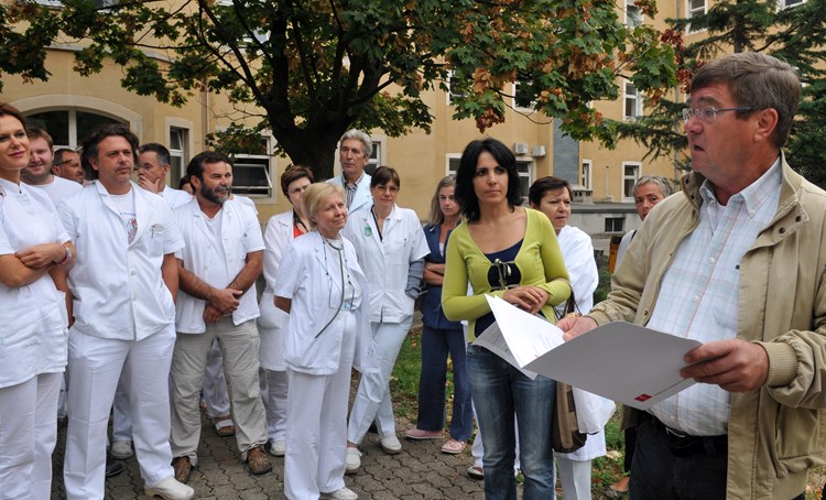 Ispred Mornaričke bolnice okupilo se 20-ak liječnika i medicinskih sestara (N. LAZAREVIĆ)