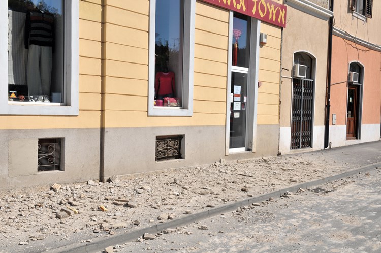 Zadnji slučaj odronjavanja fasade - Zagrebačka ulica u Puli (N. LAZAREVIĆ/arhiva)
