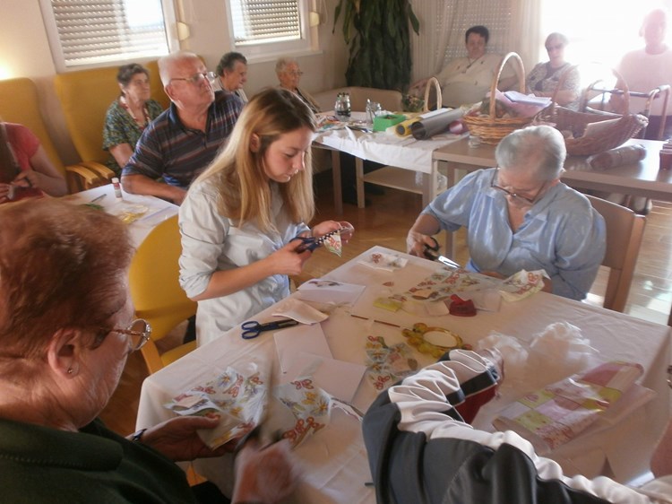 Volonteri u kreativnoj radionici porečkog Doma za starije (Arhiva)