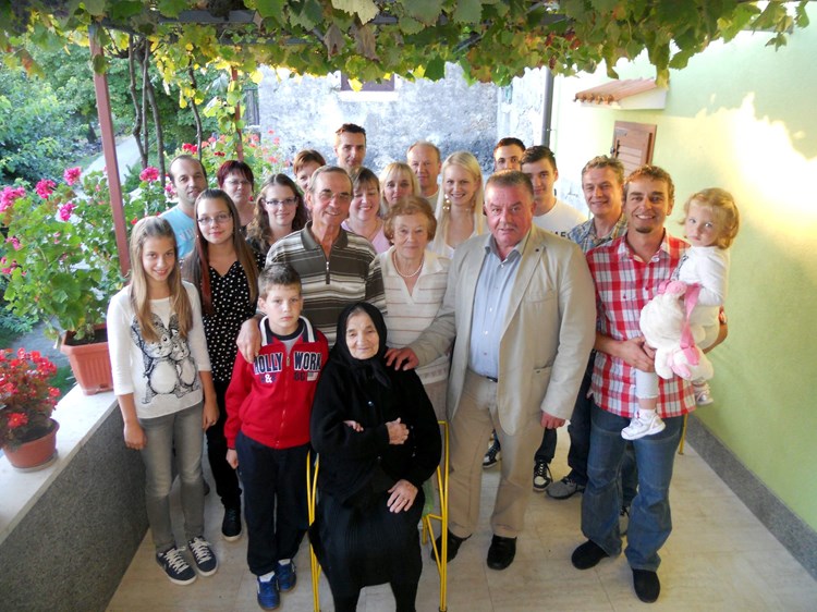 Milka Putinja rođendan je proslavila s članovima brojne obitelji iz svih krajeva Istre (A. DAGOSTIN)