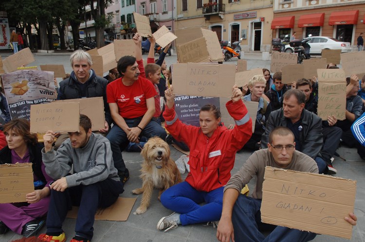 Volonteri, predstavnici Crvenog križa i beskućnici danas na Portarati (D. MEMEDOVIĆ)
