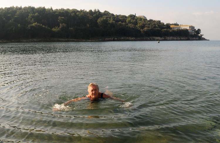 Alma Šešlija uživa u čistom, mirnom i još uvijek toplom moru (Dejan ŠTIFANIĆ)