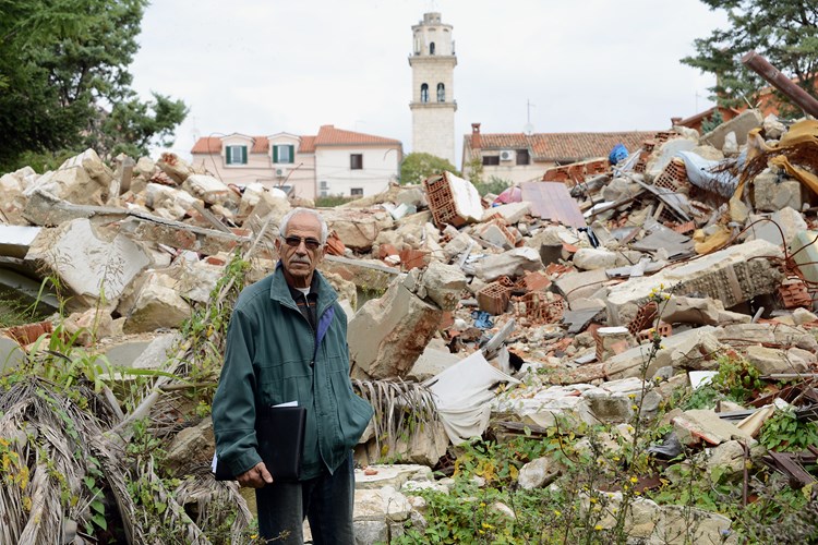 Risto Prodanov ispred onog što je ostalo od njegove kuće (M. ANGELINI)