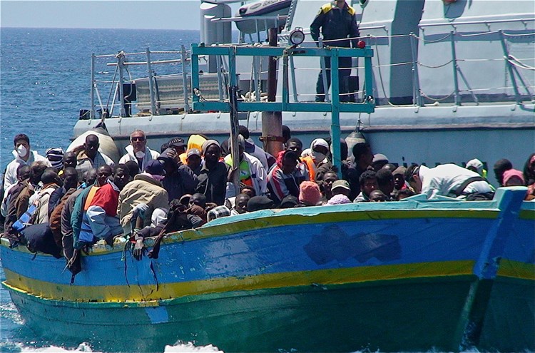 Početkom listopada zapalio se i prevrnuo ribarski brod koji je prevozio oko petsto imigranata, a tek 155 ih se uspjelo spasiti (