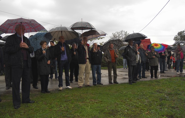 Unatoč kiši, na komemoraciji u Kunju okupilo se stotinjak građana (I. RADIĆ)