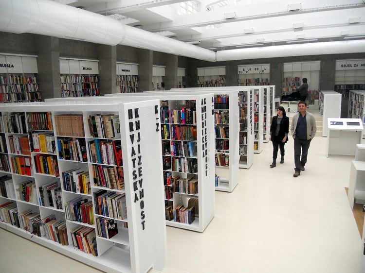 Nova labinska knjižnica otvorena je u tzv. mramornoj dvorani nekadašnje direkcije Istarskih ugljenokopa Raša