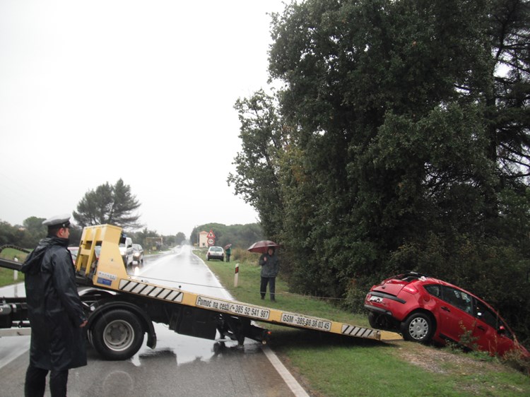Vozačica koja je citroënom C4 sletjela s Vodnjanske ceste sama se pobrinula za izvlačenje i odvoz auta (M. ĆURIĆ)
