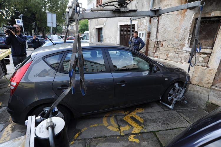 Nakon što je utvrđeno da se koristi znak preminule osobe, vozilo je uklonio pauk
