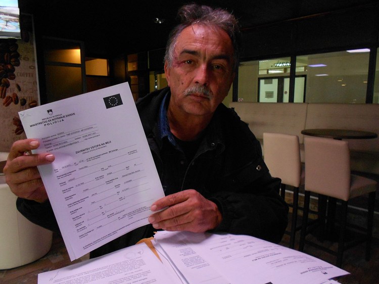 Ivica Gržinić s dokumentom koji mu zabranjuje ulazak u sve zemlje Schengena (M. RIMANIĆ)