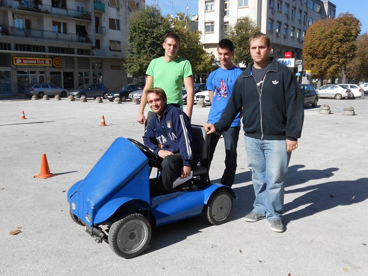 Matteo Marcan, Boris Nefat, David Vrh i Filip Baša s e-buggyjem (M. RIMANIĆ) 