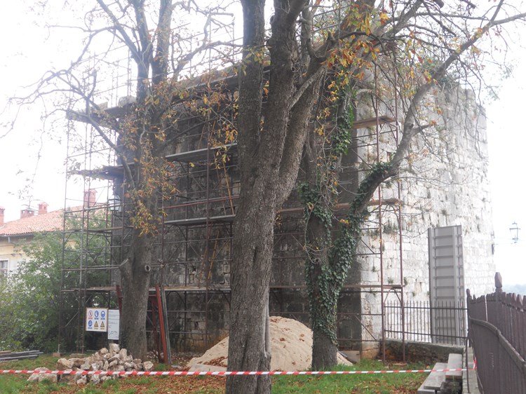 Srednjovjekovna kula na ulazu u Barban opasana visokim skelama (P. SOFTIĆ)