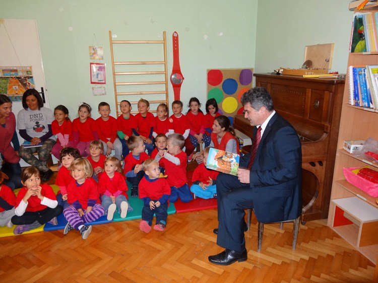 Gradonačelnik Edi Štifanić pročitao je bajku o Crvenkapici (V. HABEREITER)