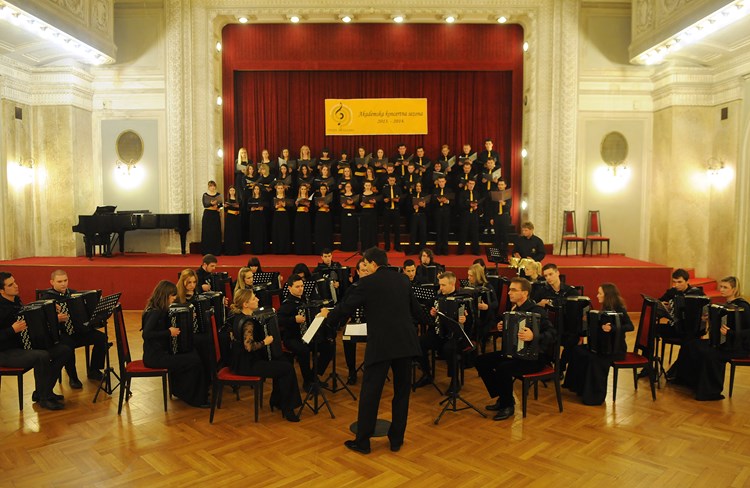 Pulski Akademski mješoviti zbor i Akademski harmonikaški orkestar (Dejan ŠTIFANIĆ)