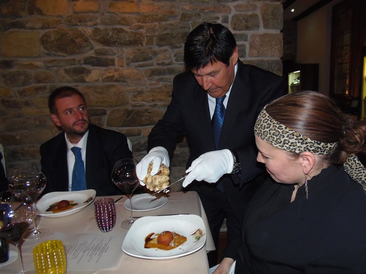 Zigante je uzvanicima na svečanoj večeri naribao dva tartufa kapitalca (G. Č. Š.)