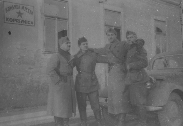 Ante Dobrila Pepo s drugovima ispred Komande mjesta Koprivnica u studenom 1943.