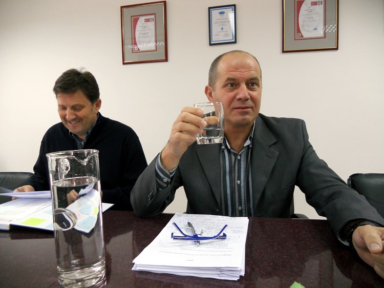 Direktor Vodovoda Dino Škopac nazdravlja vodom iz špine (I. RADIĆ)