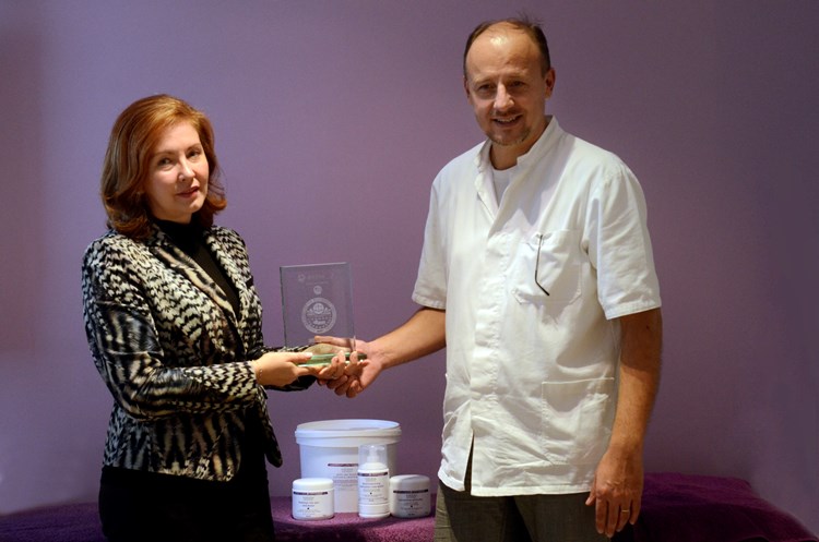 Ivana i Roberto Legović s nagradom iz Londona (J. PREKALJ)