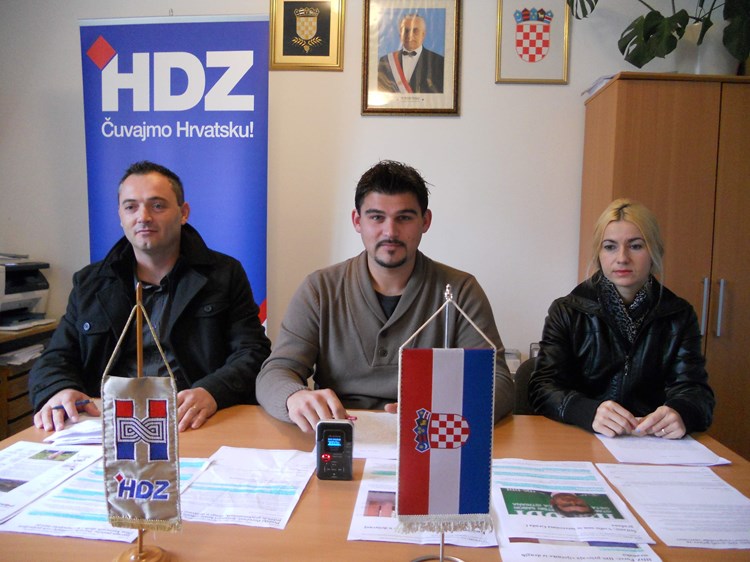 Tajnik porečkog HDZ-a Dražen Prgić, predsjednik Nikola Nino Smolčić i članica Bojana Fazlić (K. FLEGAR)
