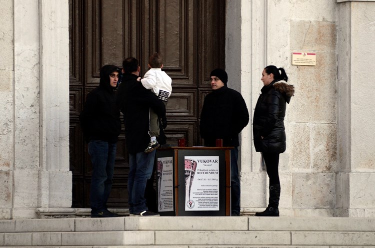 Prikupljanje potpisa za referendum protiv ćirilice ispred crkve na glavnom porečkom trgu (J. PREKALJ)
