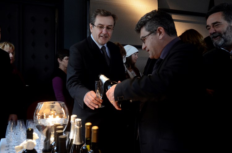 Gradonačelnik Edi Štifanić otvara šampanjac škole (J. PREKALJ)
