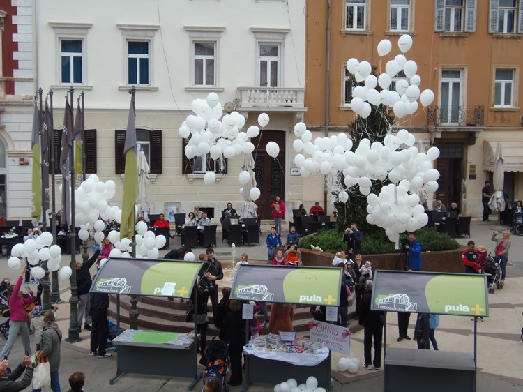 Iz Pule je poletjelo 300 bijelih balona u znak podrške malim borcima (P. SOFTIĆ)
