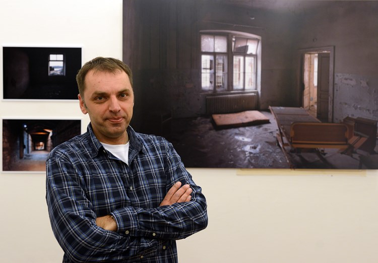 Miro Jurić ispred svojih radova u galeriji Makina (M. ANGELINI) 