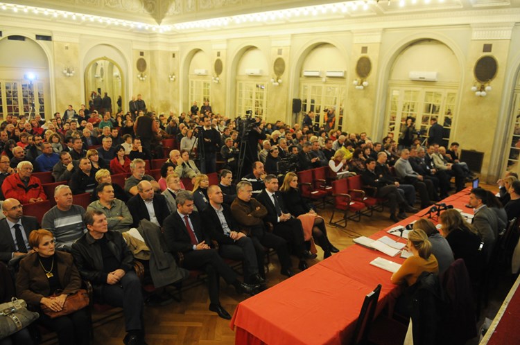 Brojni građani pratili su javno izlaganje (D. ŠTIFANIĆ)