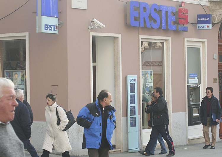 U Erste banci kažu da uvode odredbe zakona koje su obvezne primijeniti sve banke (Arhiva)