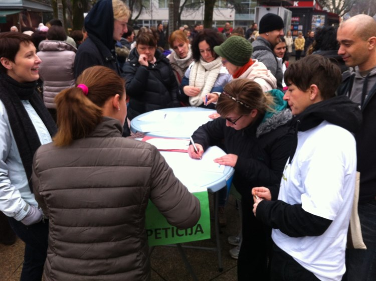 Potpisivanje peticije u Pazinu (A. DAGOSTIN)