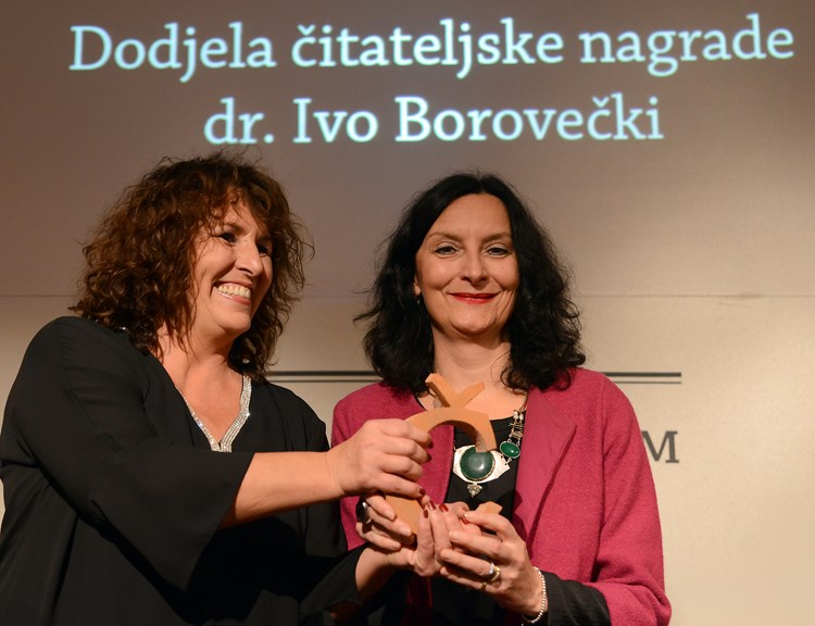 Magdalena Vodopija uručuje nagradu najčitateljici Amri Pende (M. ANGELINI)
