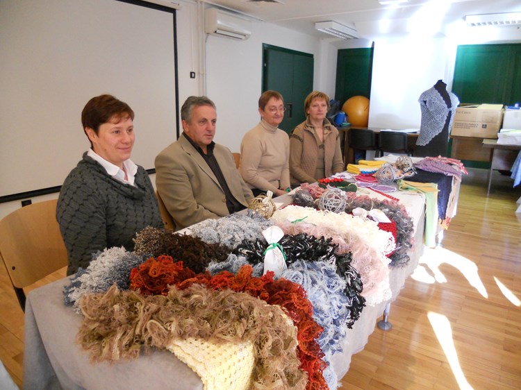 Cinzia Ivančić, Marino Budicin, Cadia Venier i Maria Tamburini uz dio rukotvorina za Božićni sajam (A. POKRAJAC)