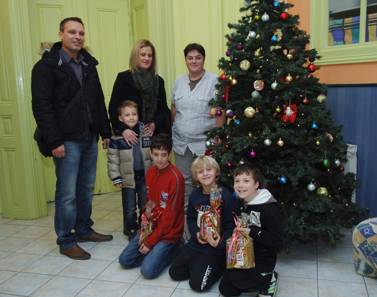 Donacija paketića za djecu u Dječjem domu na Verudi (D. MEMEDOVIĆ)