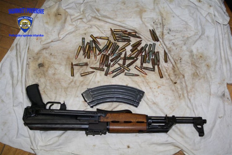 Automatska puška i pripadajuće streljivo pronađeni kod 40-godišnjaka (PU istarska)
