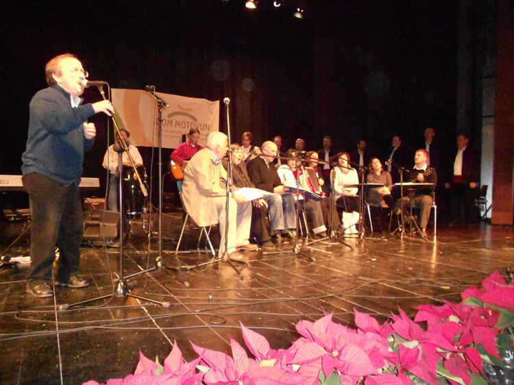 Orkestar, zbor Doma Motovun i klapa "Motovun" na pozornici (M. RIMANIĆ)