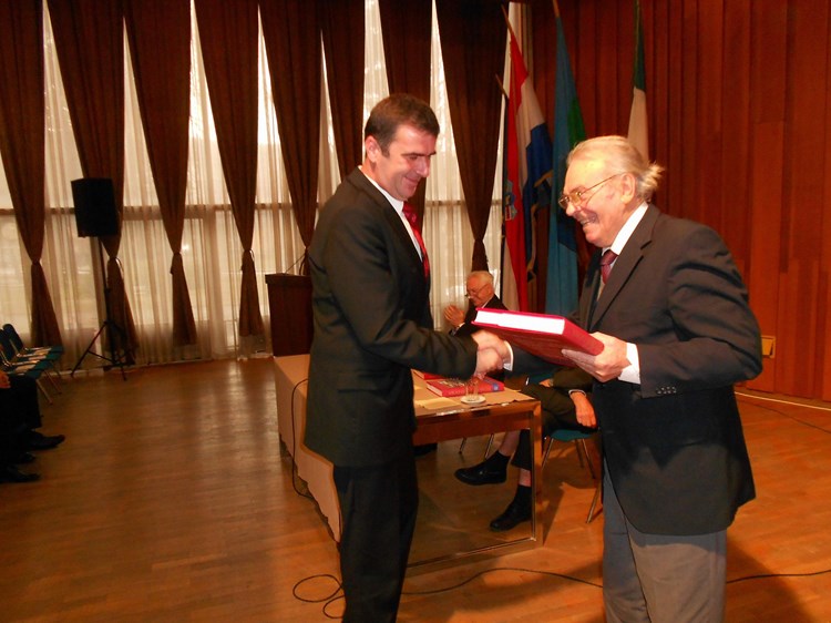 Urednik Tomislav Ravnić prvi je primjerak darovao dožupanu Miodragu Čerini 