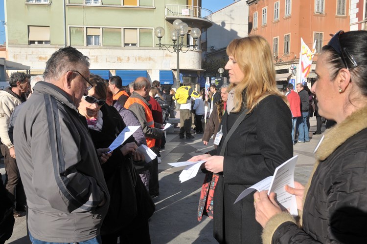 Hrvatski laburisti organizirali akciju solidarnosti s antivladinim prosvjedom u Zagrebu (N. LAZAREVIĆ)