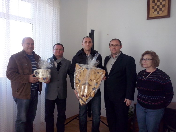 Načelnik i pročelnik Općine Svetvinčenat uručili su Darijanu Živoliću i njegovom ocu prigodne poklone (P. SOFTIĆ)