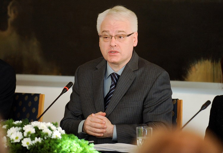 Predsjednik Ivo Josipović operirao očni kapak (D. Krajač/CROPIX)